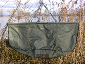 Karpfen Wiegesack mit Stangen Ein Weighsling zum Karpfenangeln